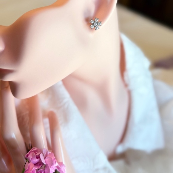 Elegant Silver Pearl Flower Earrings - Picture 6 of 6